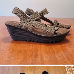 NWOT Bernie Mev. metallic wedge sandals